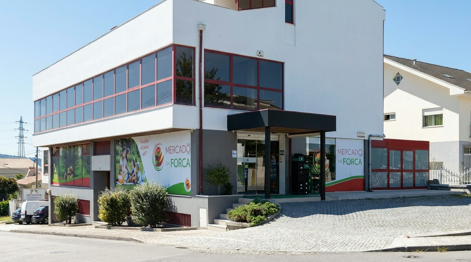 Fachada do Mercado da Forca, em Varziela