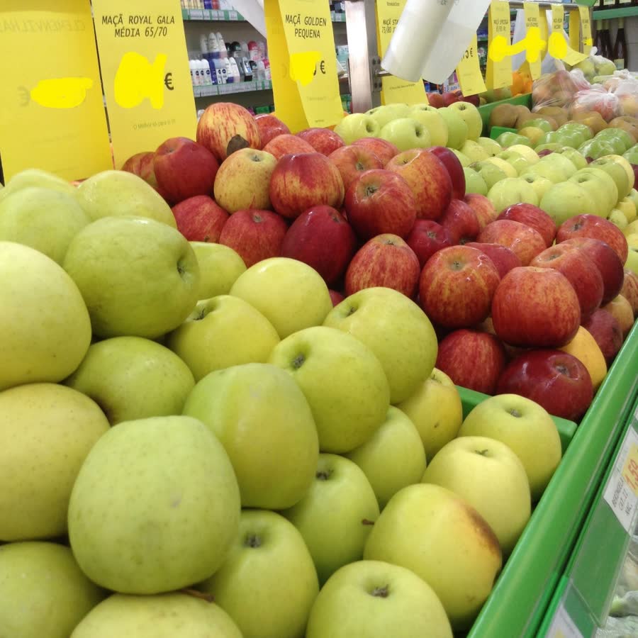 Maçãs na banca do Mercado da Forca