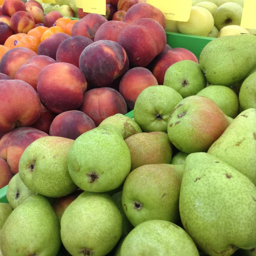 Peras na banca do Mercado da Forca